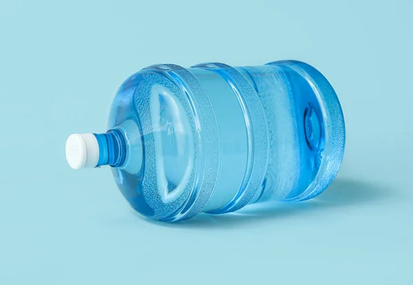 Butelka Czystej Wody Jasnoniebieskim Tle — Zdjęcie stockowe