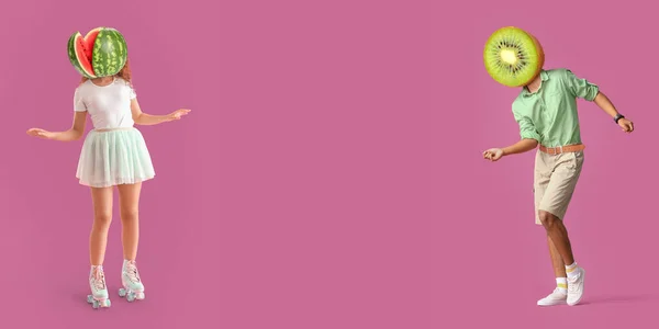 Pessoas Com Melancia Madura Kiwi Vez Suas Cabeças Fundo Rosa — Fotografia de Stock