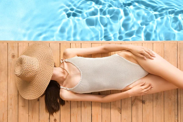 Beautiful Young Woman Relaxing Edge Swimming Pool Top View — Stock Photo, Image
