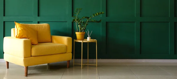 Уютное Желтое Кресло Столом Рядом Зеленой Стеной Местом Текста — стоковое фото