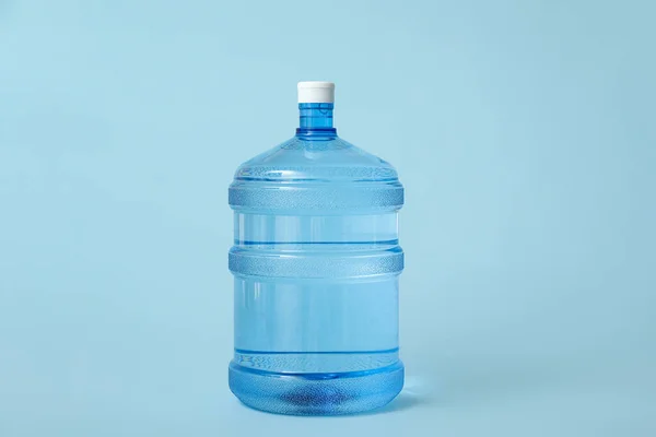 Butelka Czystej Wody Jasnoniebieskim Tle — Zdjęcie stockowe