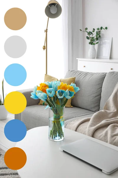 Váza Kyticí Krásných Tulipánů Notebooku Stole Obývacím Pokoji — Stock fotografie