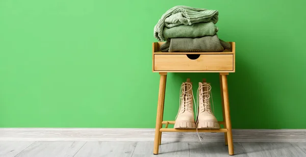 Wooden Table Knitted Sweaters Boots Green Wall Space Text — Stock Photo, Image