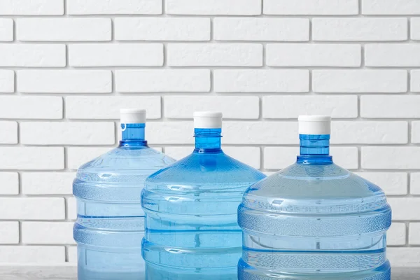 Μπουκάλια Καθαρού Νερού Κοντά Ελαφρά Τούβλα Τοίχου — Φωτογραφία Αρχείου