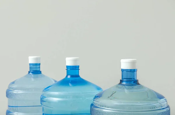 Butelki Czystej Wody Jasnym Tle — Zdjęcie stockowe