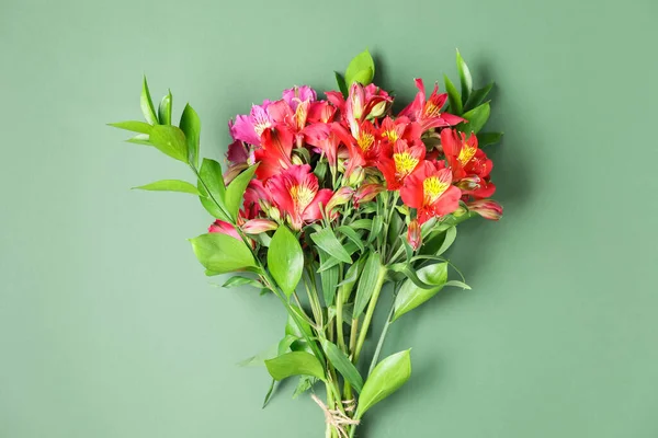 Bouquet Von Schönen Alstroemeria Blumen Auf Grünem Hintergrund — Stockfoto