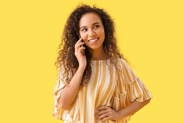 Young African American Woman Talking Mobile Phone Yellow Background — Stock Photo, Image