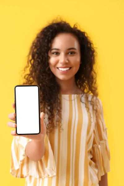 Jonge Afro Amerikaanse Vrouw Met Mobiele Telefoon Gele Achtergrond — Stockfoto