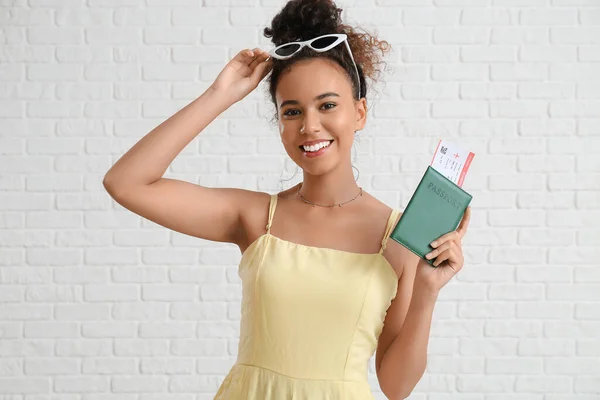 Jonge Afro Amerikaanse Vrouw Met Paspoort Ticket Witte Bakstenen Achtergrond — Stockfoto