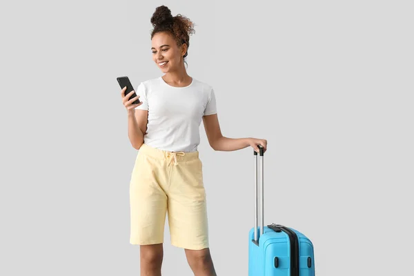 Female African American Tourist Suitcase Using Mobile Phone Light Background — Stock Photo, Image