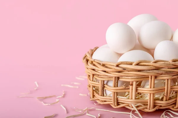 Ψάθινο Καλάθι Λευκά Αυγά Κοτόπουλου Ροζ Φόντο — Φωτογραφία Αρχείου