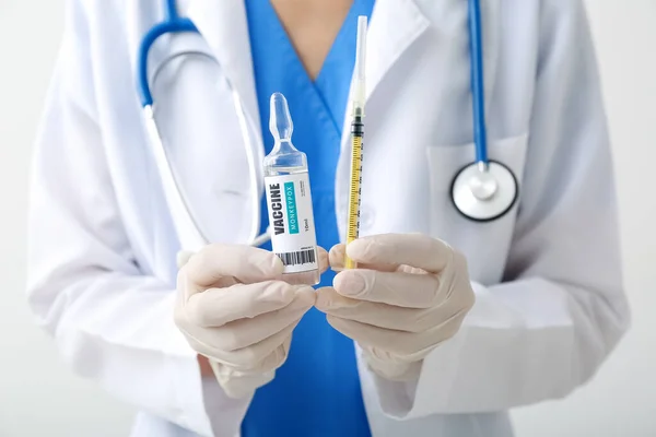 Ärztin Mit Pockenimpfung Und Spritze Auf Hellem Hintergrund Nahaufnahme — Stockfoto