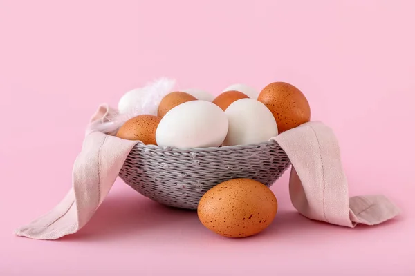 Καλάθι Διαφορετικά Αυγά Κοτόπουλου Ροζ Φόντο — Φωτογραφία Αρχείου