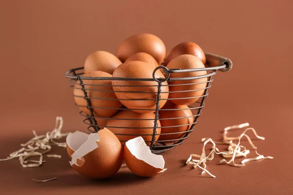 Panier Avec Œufs Poulet Brun Coquilles Sur Fond Couleur — Photo