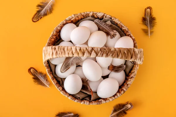 Cesto Con Uova Pollo Bianche Piume Sfondo Colore — Foto Stock