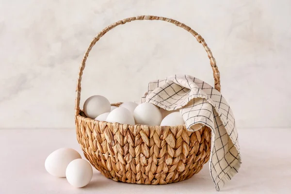 Açık Arkaplanda Beyaz Tavuk Yumurtaları Olan Hasır Sepet — Stok fotoğraf