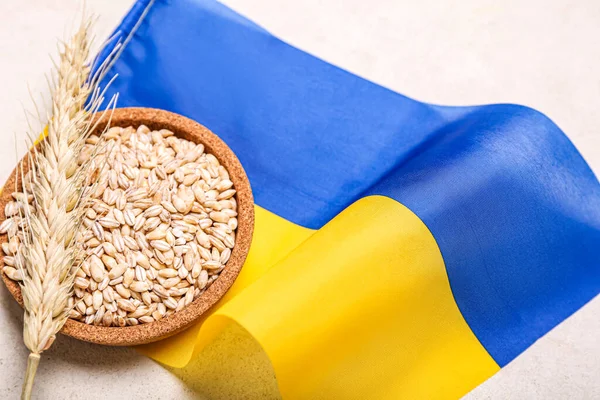 Schaal Met Tarwekorrels Spikelet Vlag Van Oekraïne Lichte Achtergrond — Stockfoto