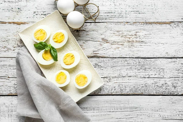Hafif Ahşap Arka Planda Kaynamış Tavuk Yumurtası Tabağı — Stok fotoğraf