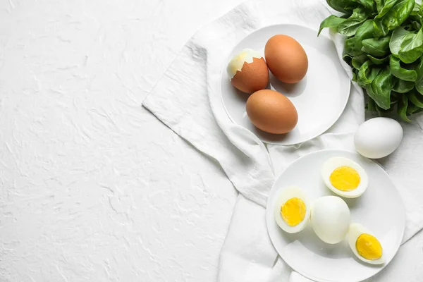 Hafif Arka Planda Haşlanmış Tavuk Yumurtası Fesleğen Tabakları — Stok fotoğraf