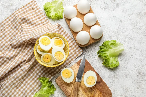 Hafif Arka Planda Haşlanmış Tavuk Yumurtası Marul Kompozisyonu — Stok fotoğraf