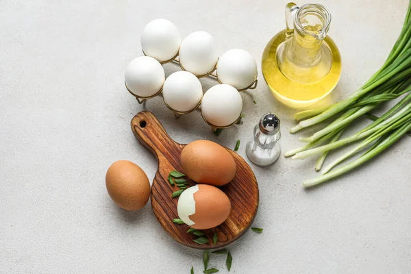Composición Con Huevos Pollo Sal Aceite Cebolla Verde Sobre Fondo — Foto de Stock