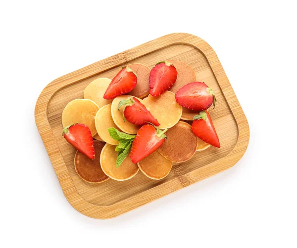 Holzbrett Mit Mini Pfannkuchen Und Erdbeere Auf Weißem Hintergrund — Stockfoto