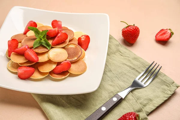 Prato Saborosas Mini Panquecas Com Morango Sobre Fundo Cor — Fotografia de Stock