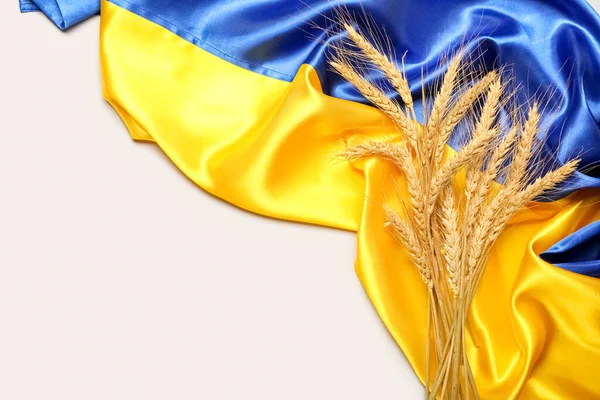 Weizenstacheln Und Flagge Der Ukraine Auf Hellem Hintergrund — Stockfoto