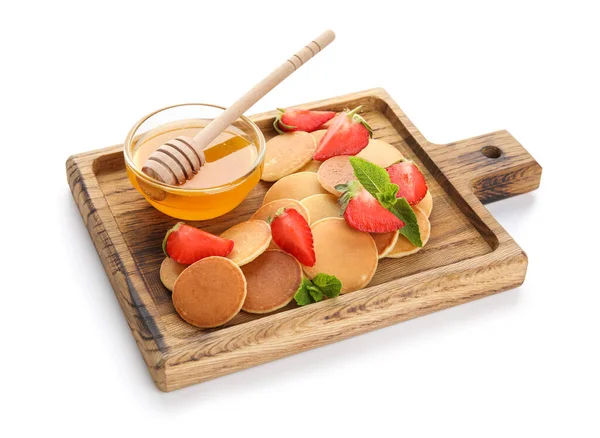 Houten Bord Met Mini Pannenkoeken Aardbeien Honing Geïsoleerd Witte Achtergrond Stockafbeelding