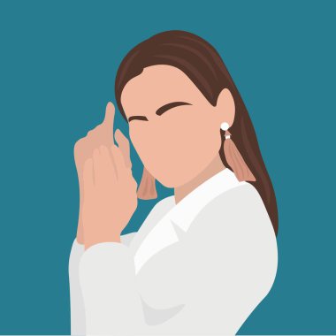 Mavi arka planda güzel mücevherleri olan güzel bir kadın.