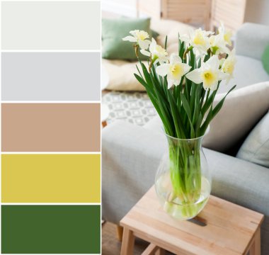 Oturma odasındaki masada üzerinde nergis buketi olan bir vazo. Farklı renk desenleri