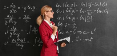 Sınıfta tahtaya yakın güzel matematik öğretmeni.