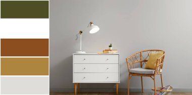 Göğüs çekmecesi ve hasır sandalye ışıklı duvarın yanında. Farklı renk desenleri