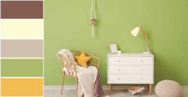 Çekmeceli bir oda ve yeşil duvarın yanında rahat bir hasır sandalye. Farklı renk desenleri