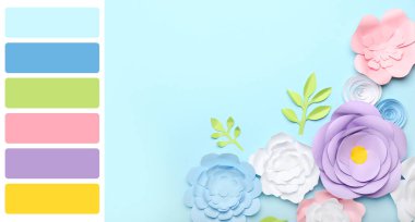 Açık mavi arka planda el yapımı güzel kağıt çiçekler. Farklı renk desenleri