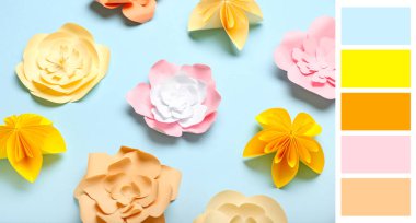 Mavi arka planda el yapımı güzel kağıt çiçekler. Farklı renk desenleri