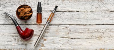 Beyaz ahşap arkaplanda sigara içmek için ayarlandı