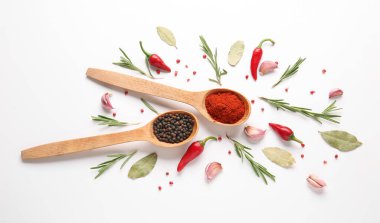 farklı baharatlar ve otlar beyaz zemin üzerine izole kompozisyonu