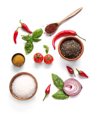 Beyaz arka planda izole edilmiş baharat ve sebzeli kompozisyon