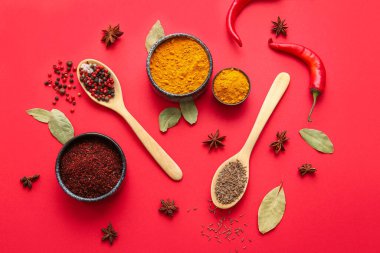 Kırmızı arka planda taze baharatlı kompozisyon