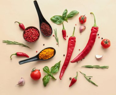 Renkli arkaplanda taze sebze ve baharat kompozisyonu