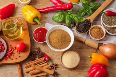 Ahşap zemin üzerinde Aromatik baharatlar ve ürünler