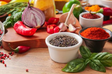 Masada aromatik baharatlar ve taze sebzeler olan kaseler.