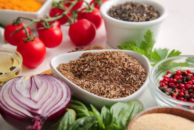 Farklı baharatlı kaseler ve taze sebzeler, yakın plan.