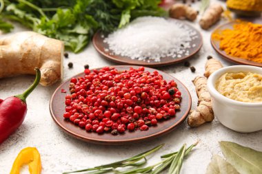 Açık arkaplanda kırmızı biberli tabak, yakın plan.