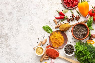 Hafif arka planda aromatik baharatlar ve otlarla kompozisyon
