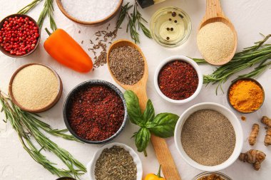 Hafif arka planda aromatik baharatlar ve otlarla kompozisyon