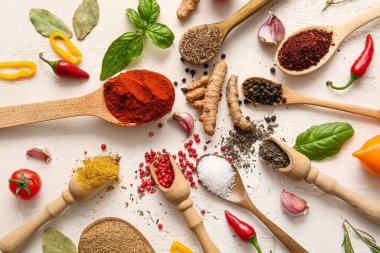 Hafif arka planda taze aromatik baharatlı kompozisyon