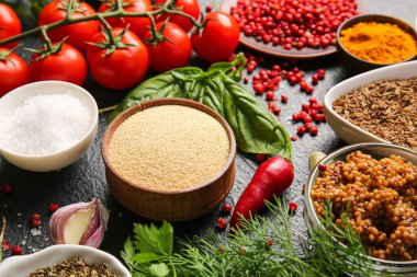 Koyu arkaplanda taze aromatik baharatlar