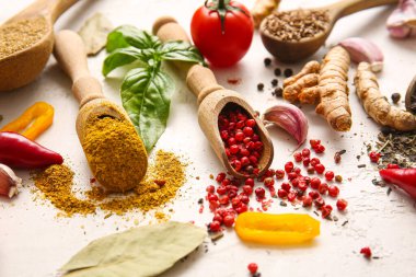 Hafif arkaplanda taze aromatik baharatlar